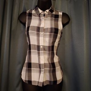 The perfect shirt! Sleeveless button-down shirt
